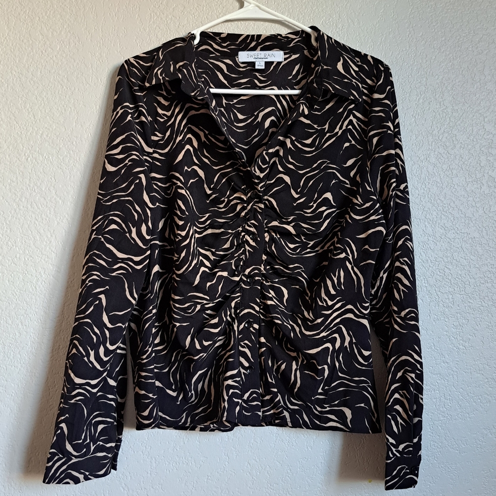 Womans Geometric Animal Print Ruched Button Up Top Size Large